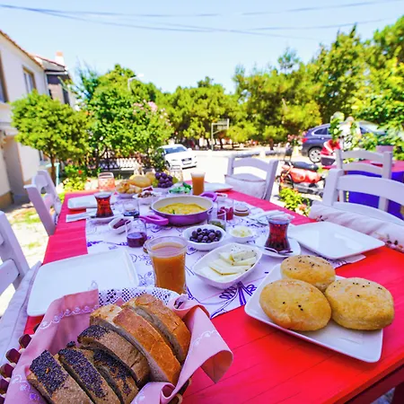 Alaybey Ada Evi Pensión